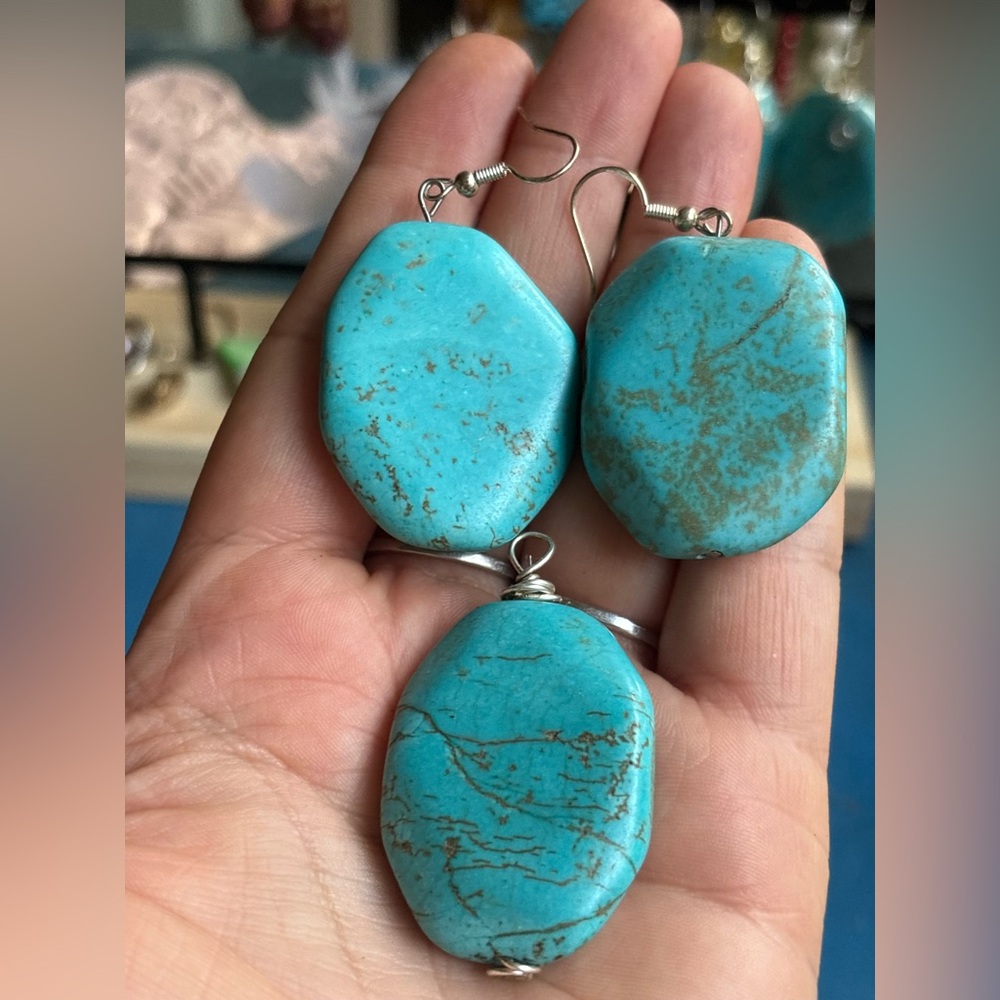 ARTISAN Hand Crafted Turquoise Colour Magnesite Stone Earrings & Pendant Set - Picture 1 of 9